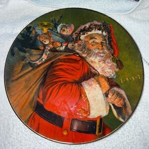 Vintage Avon Santa Collectors Holiday Plate with 22k Gold Trim